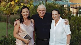 יצחק תשובה עם אשתו ובתו, צילום: SANDRO ZEF